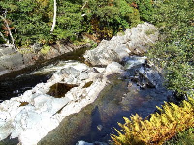 crevices in bedrock can have gold nuggets